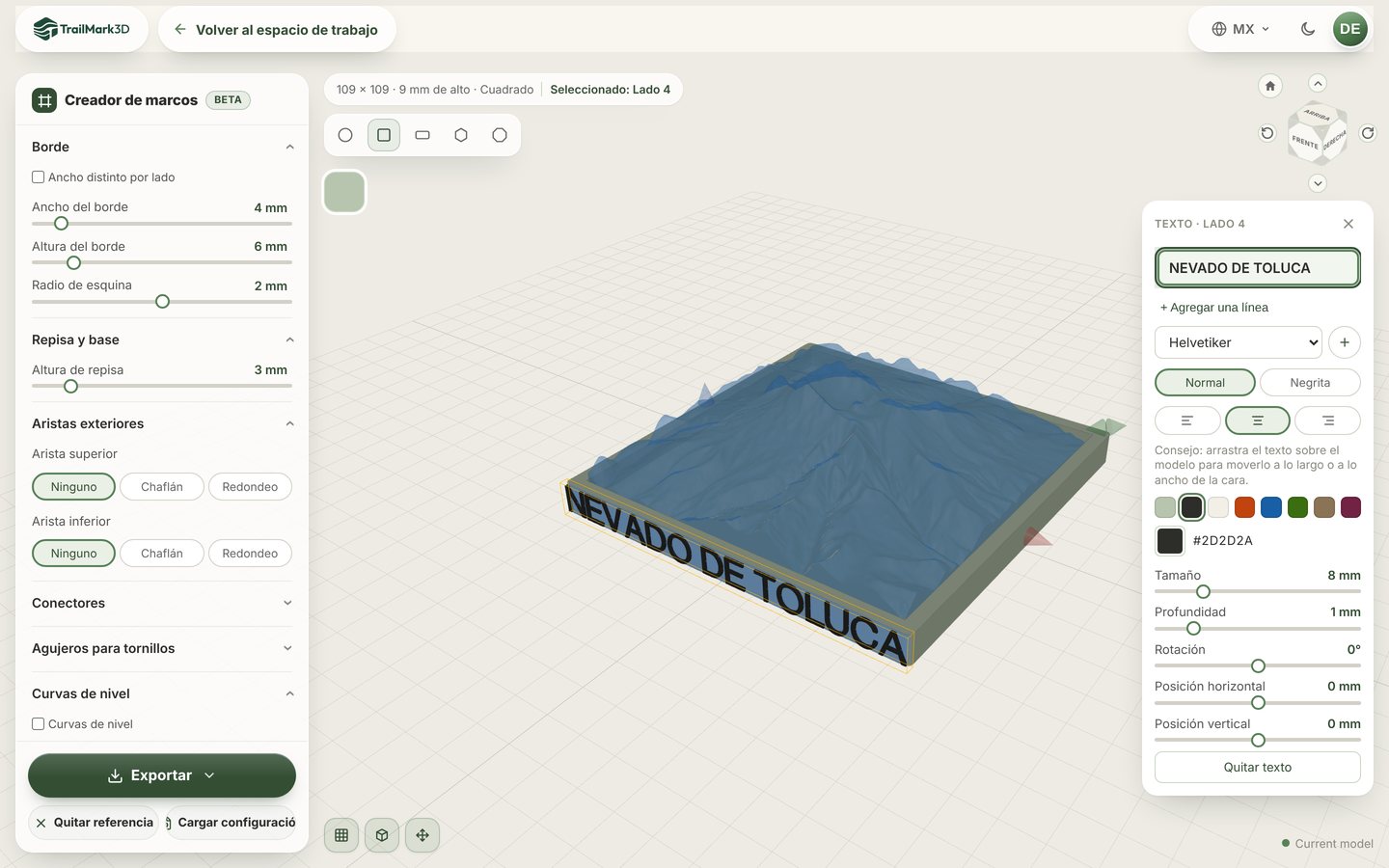El texto en relieve NEVADO DE TOLUCA agregado al lateral frontal de un marco impreso en 3D en el Creador de marcos de TrailMark3D, con el panel de texto mostrando la fuente, el color, el tamaño y la profundidad