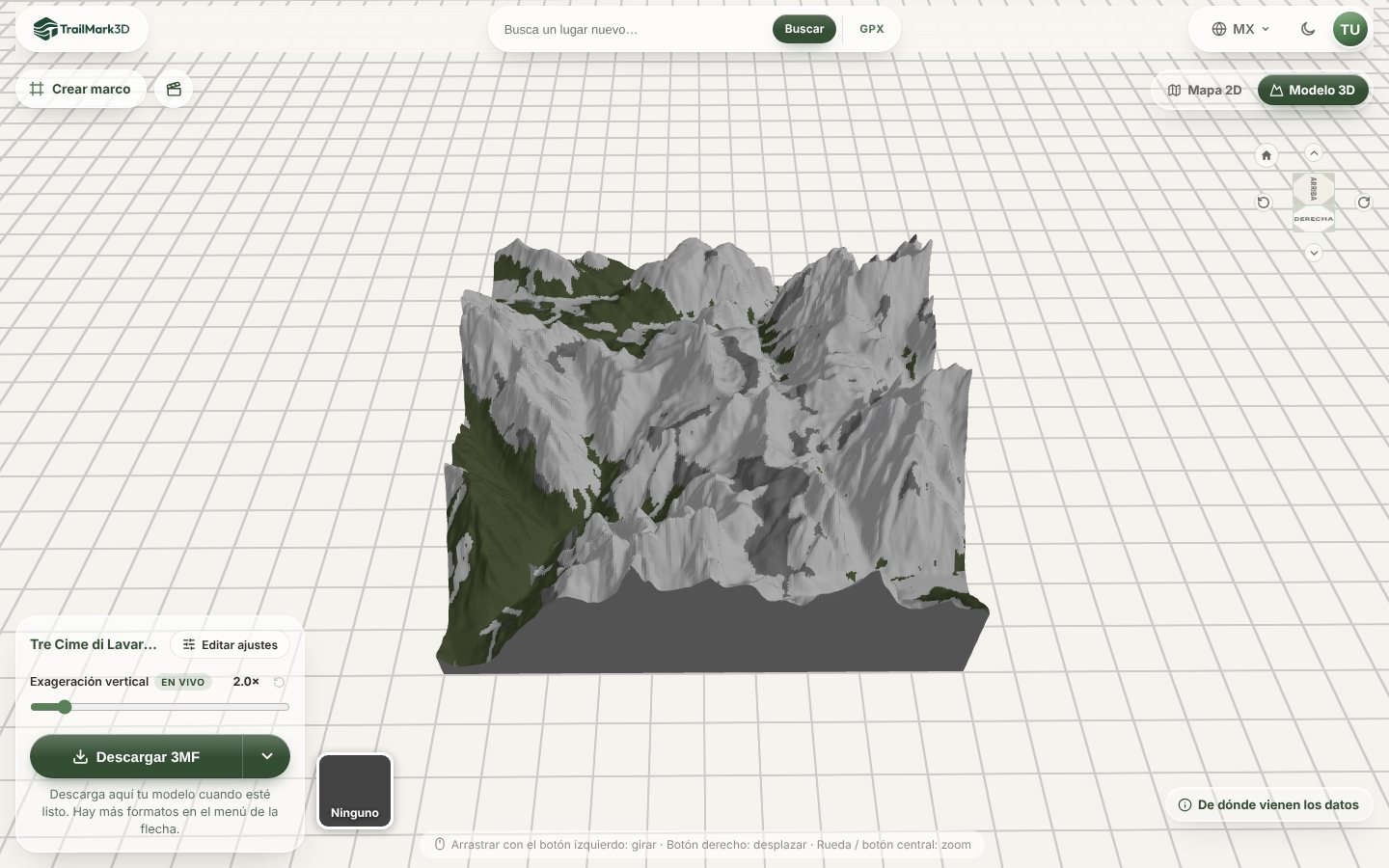 Un modelo 3D de terreno de las Tre Cime di Lavaredo generado en TrailMark3D con Superposición de color: bosque verde en las laderas bajas y terreno abierto y roca en blanco más arriba, en el visor 3D