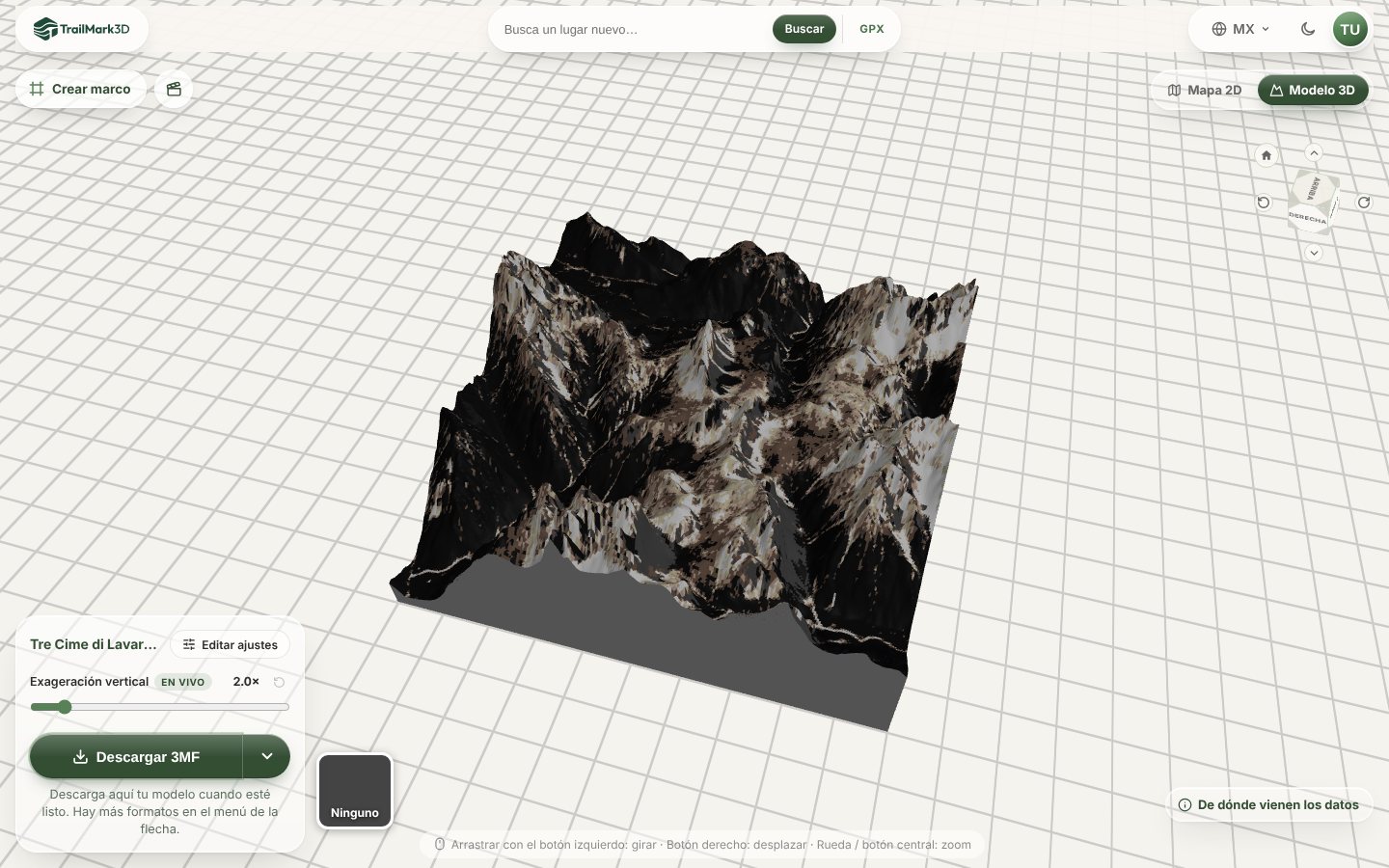 Un mapa impreso en 3D de las Tre Cime di Lavaredo generado en TrailMark3D con colores de satélite: bosque oscuro, canchales marrones y grises y cumbres de caliza clara, en el visor 3D