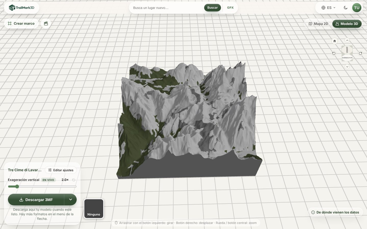 Un modelo 3D de terreno de las Tre Cime di Lavaredo generado en TrailMark3D con Superposición de color: bosque verde en las laderas bajas y terreno abierto y roca en blanco más arriba, en el visor 3D