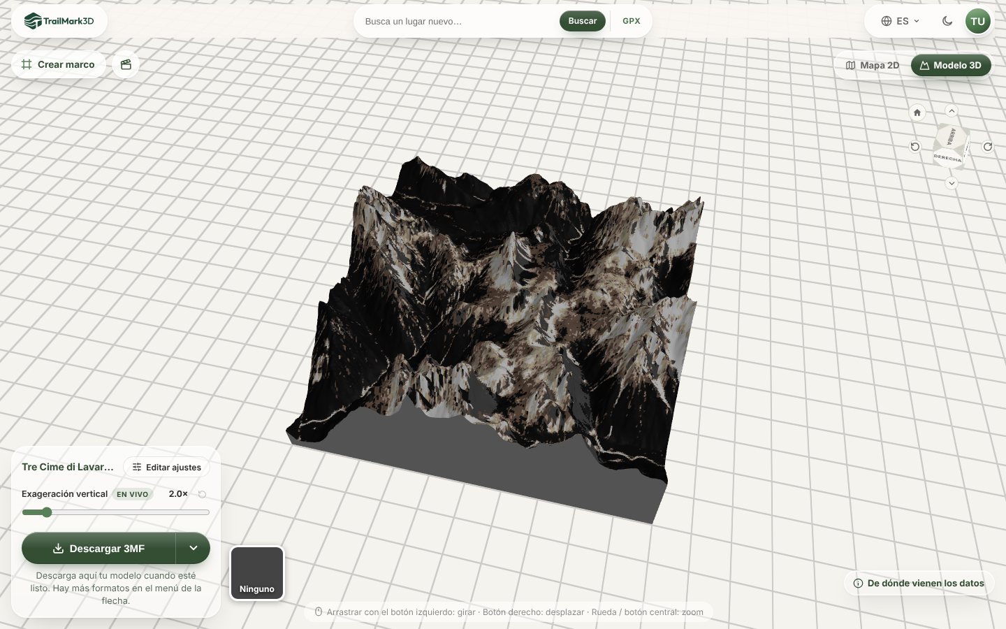 Un mapa impreso en 3D de las Tre Cime di Lavaredo generado en TrailMark3D con colores de satélite: bosque oscuro, canchales marrones y grises y cumbres de caliza clara, en el visor 3D