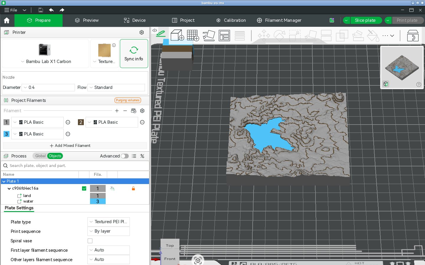 El 3MF de TrailMark3D del lago de Valle de Bravo abierto en la pestaña Preparar de Bambu Studio, en una Bambu Lab X1 Carbon, con tres filamentos del proyecto, el lago en azul y las curvas de nivel en marrón