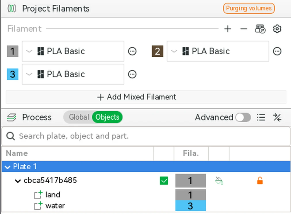 La lista Filamentos del proyecto de Bambu Studio con tres filamentos PLA Basic, y la lista de objetos con la pieza land en el filamento 1 y la pieza water en el filamento 3
